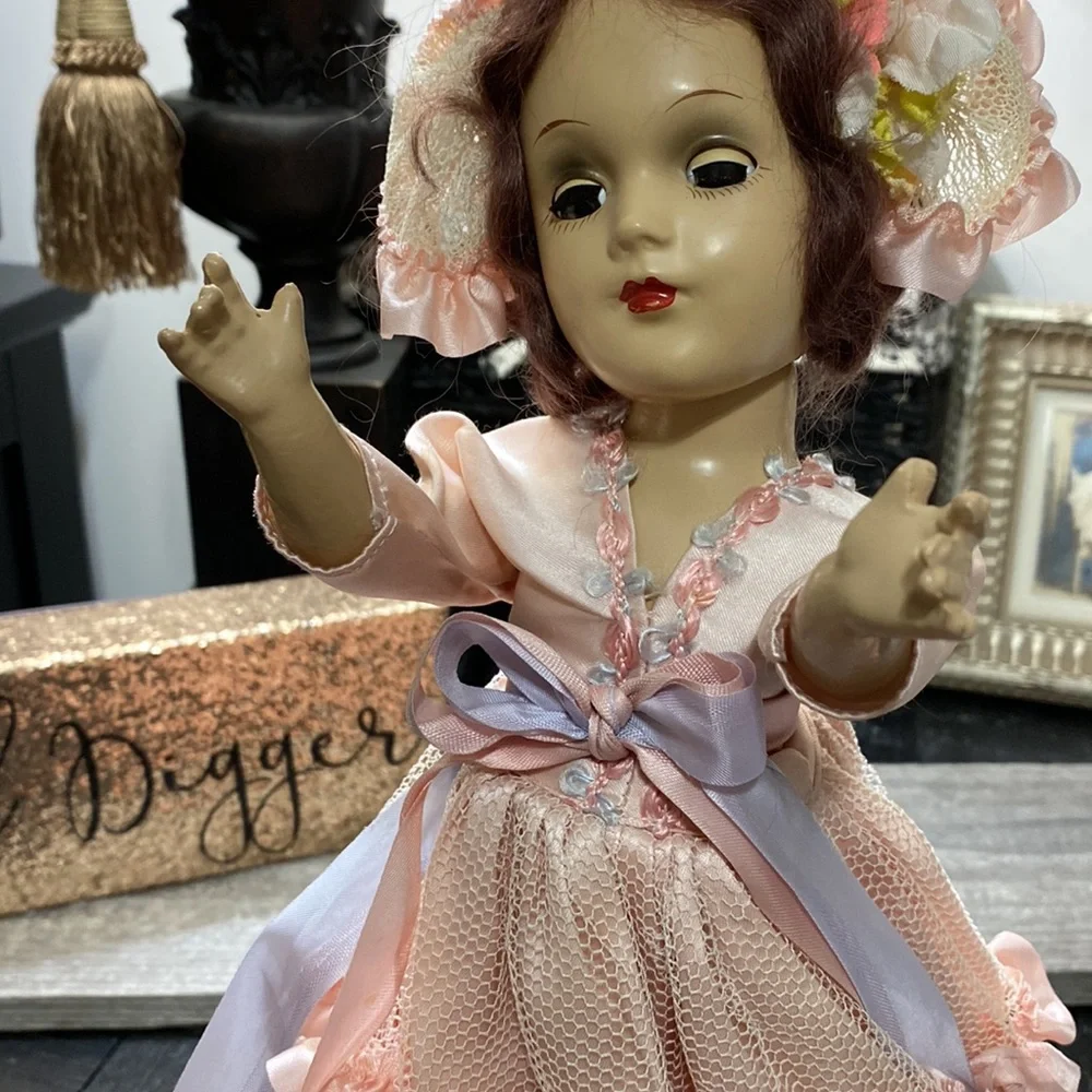 Gorgeous Vintage Southern Belle Doll On Stand! - Picture 8 of 14
